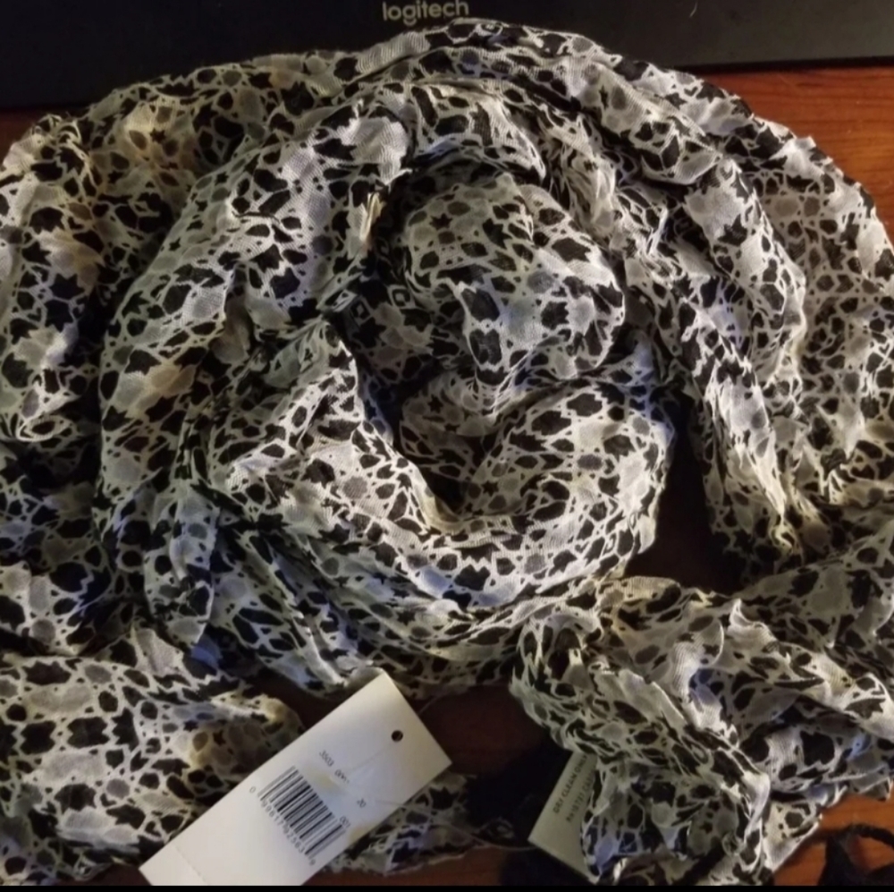 NWT Van Heusen Scarf gray black white